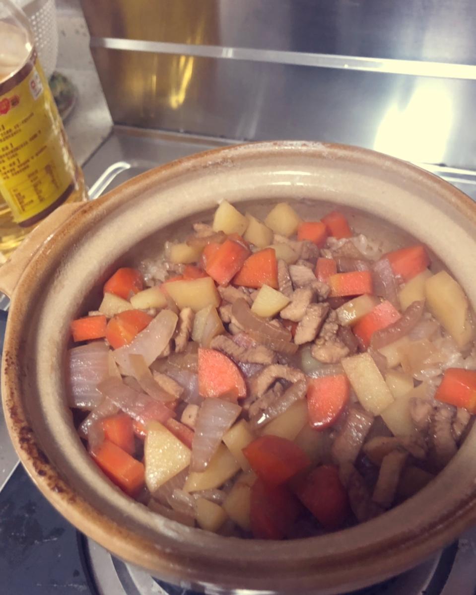 宫爆鸡丁煲仔饭