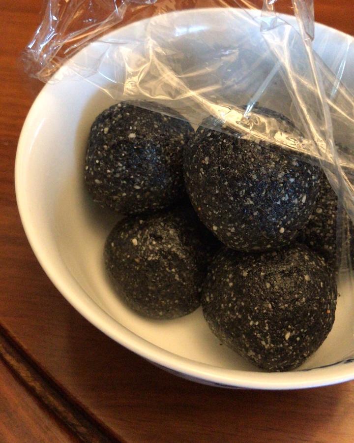 春暖花开孙做的蜂蜜黑芝麻球
