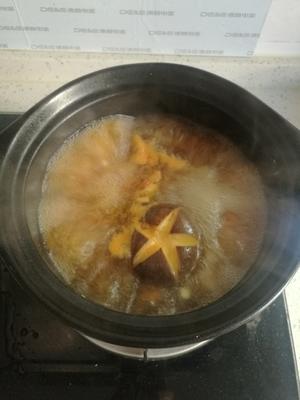 简单鲜香热乎乎的砂锅面的做法 步骤3