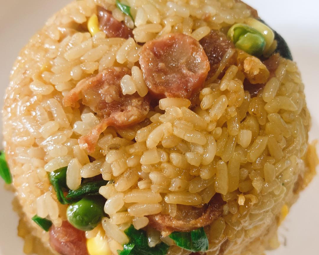 简单易做的腊味糯米饭～超香超好吃（电饭锅版）的做法