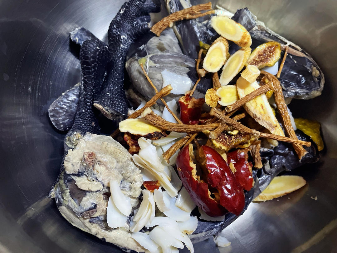 乌鸡滋补汤（毫无腥味 鲜美甜润）