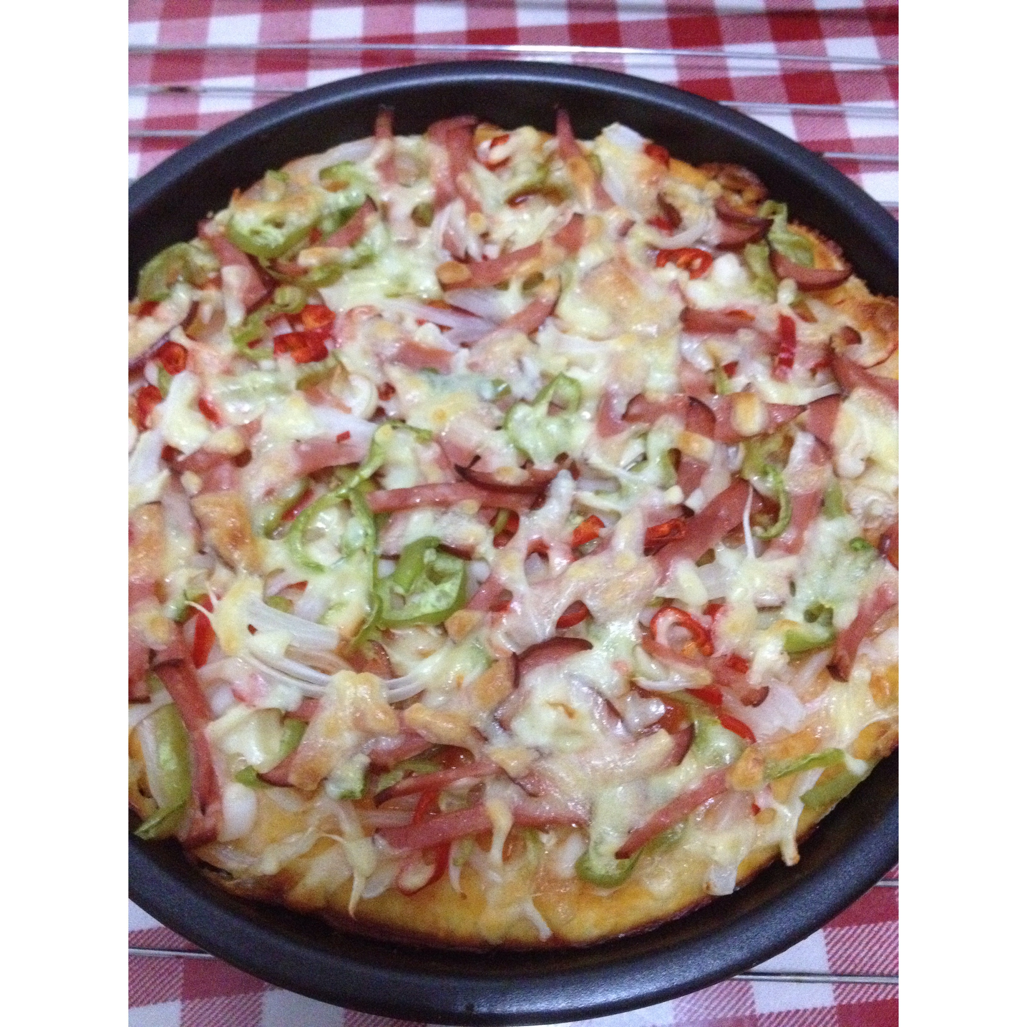 薄饼脆皮火腿pizza