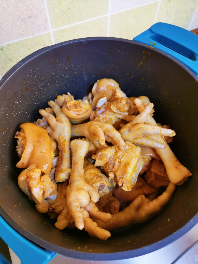 香辣猪蹄炖鸡爪，肥而不腻，酥烂入味的做法 步骤9