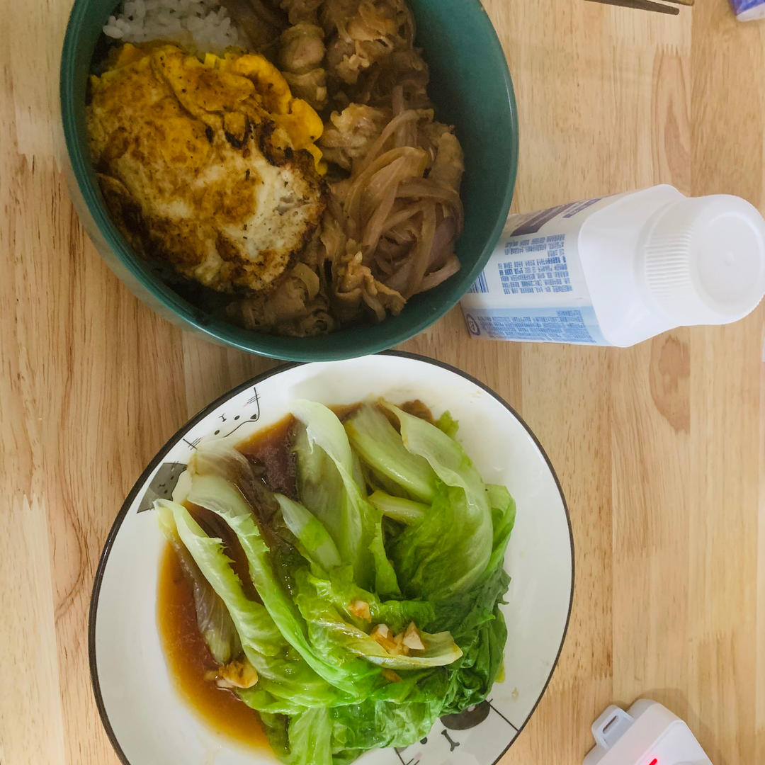 牛丼温泉卵入り（日式温泉蛋牛肉饭）