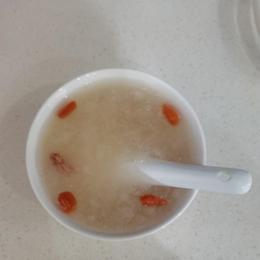 银耳出胶有诀窍，只需记住这两步，人人都能做出来味道正宗，口感到位的银耳羹