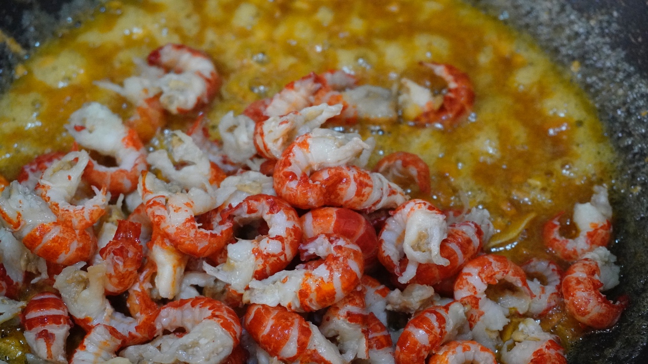 简单三步做成一碗🦞咸蛋黄小龙虾拌面的做法 步骤8