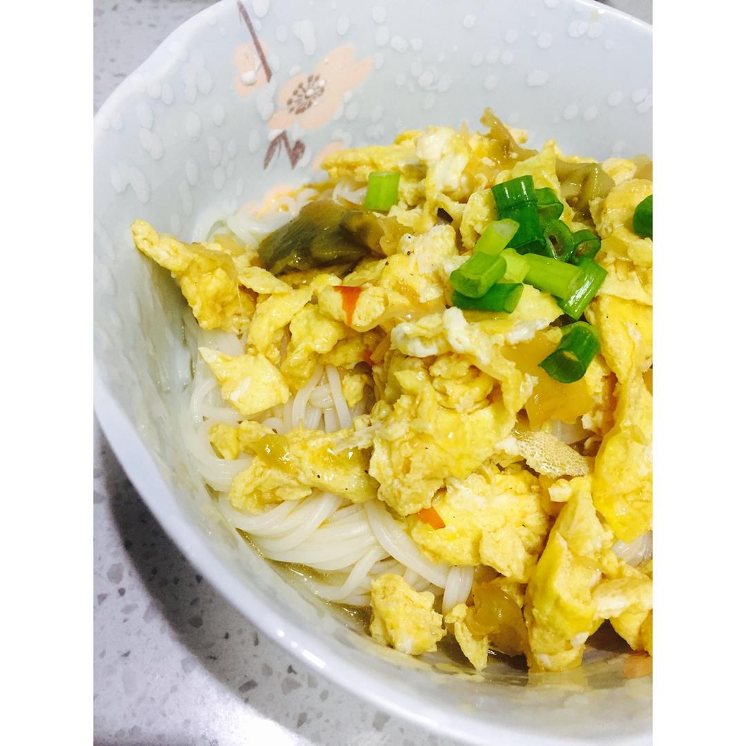 榨菜鸡蛋酱油氽儿面