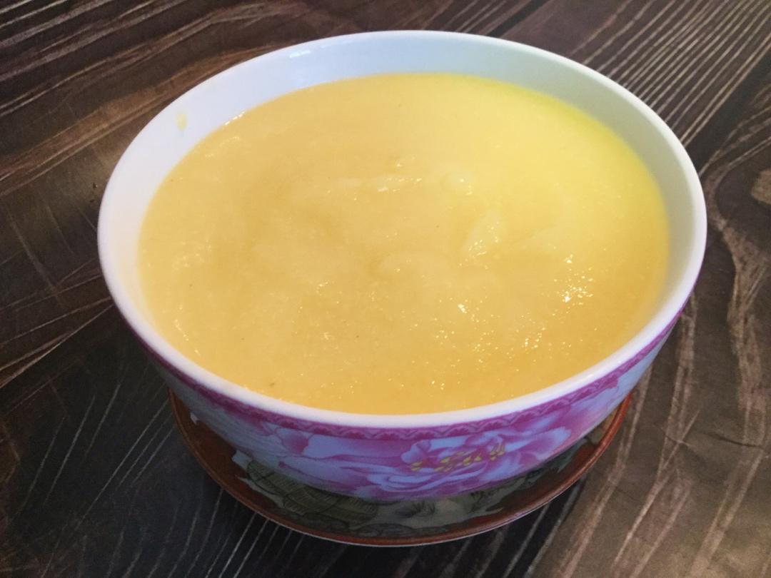 幸福快乐的北方人做的玉米面粥