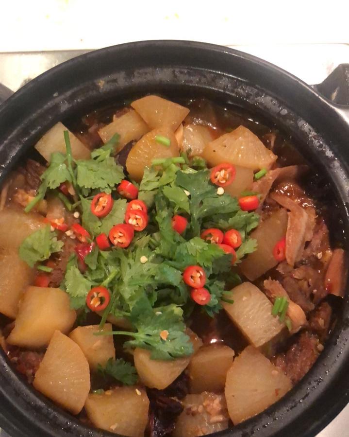 厨师长教你：“萝卜烧牛肉”的川味版做法，肉香四溢软烂入味