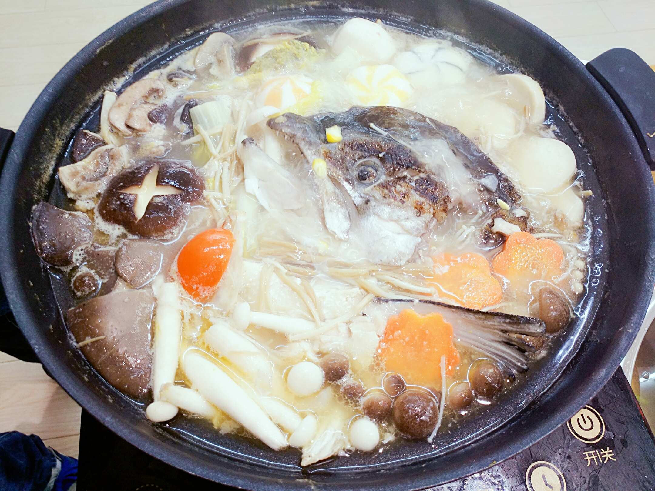 三文鱼头菌菇汤的做法