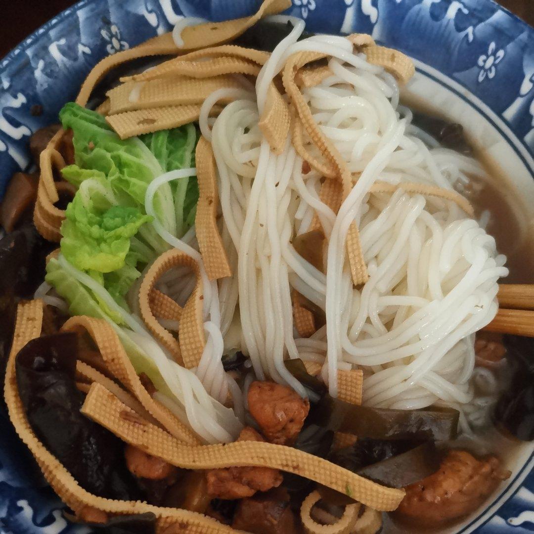 香菇鸡丁米线