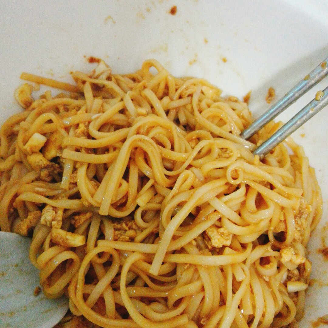 酱鸡蛋拌面