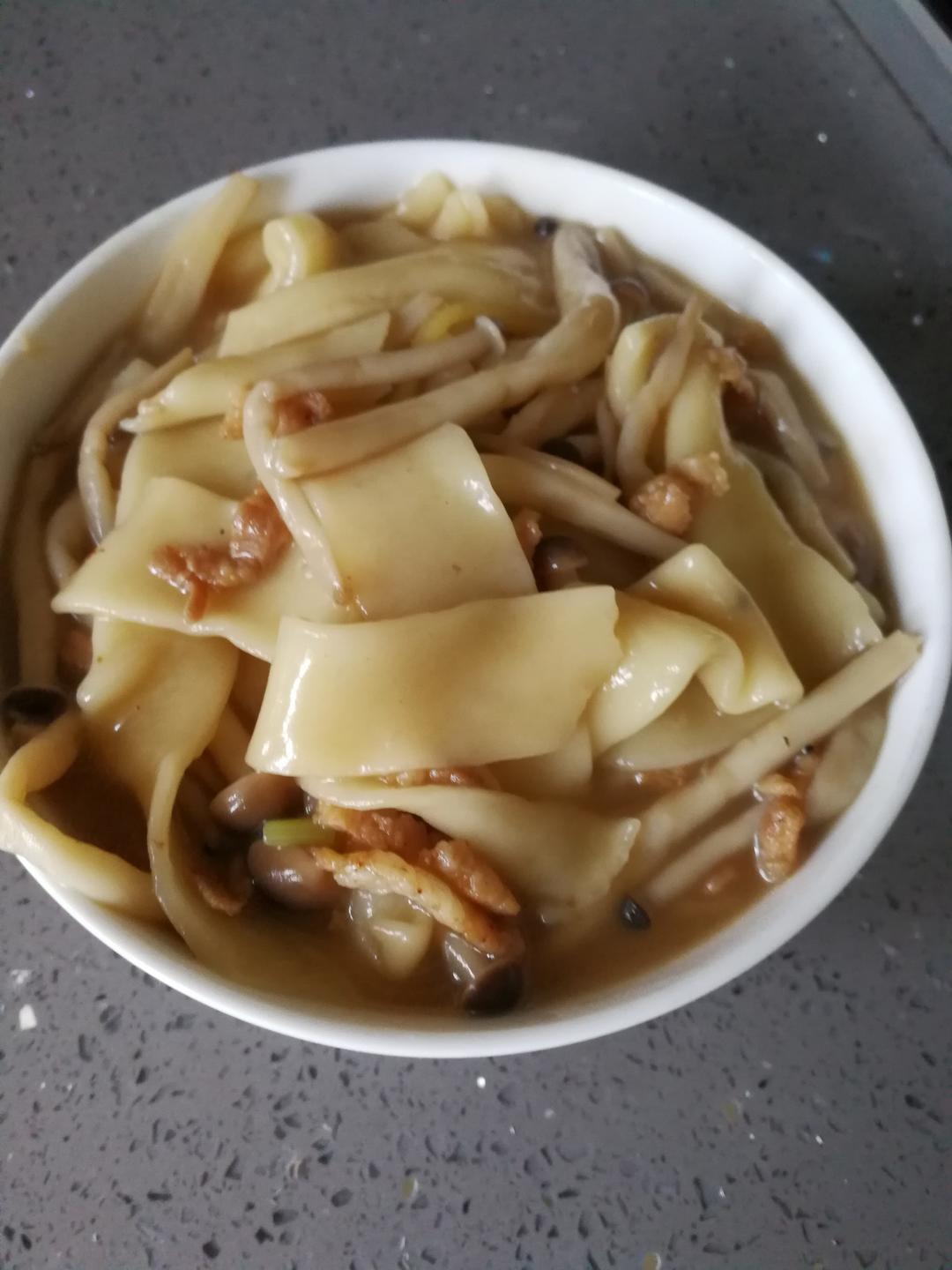 蟹味菇肉丝面条