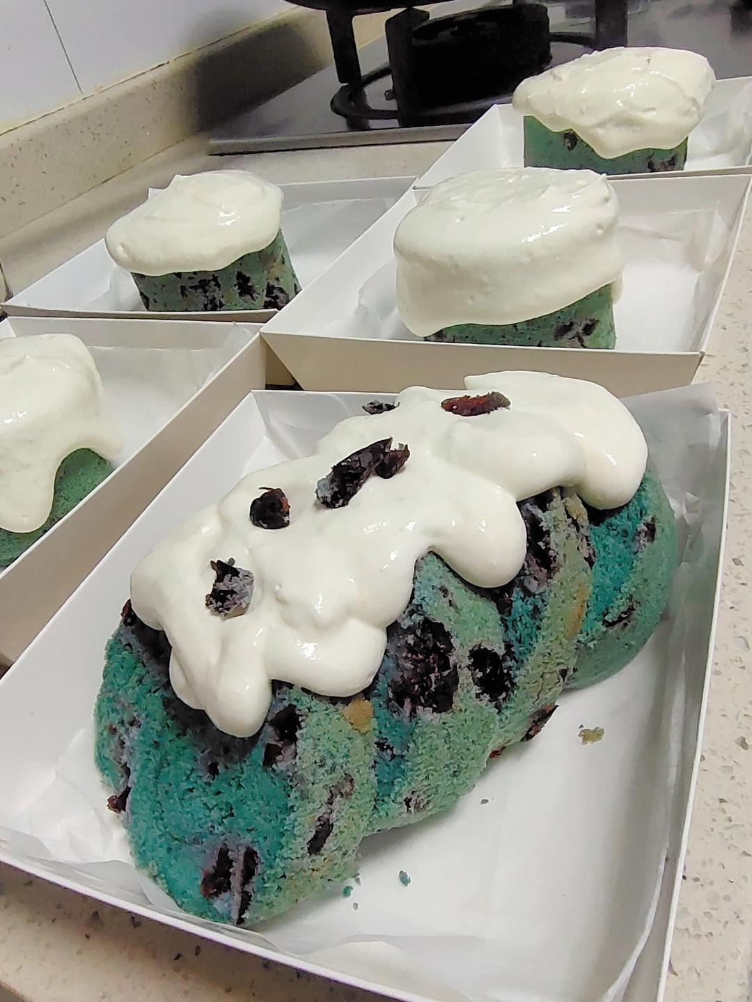 清新的蝶豆花蔓越莓蛋糕卷