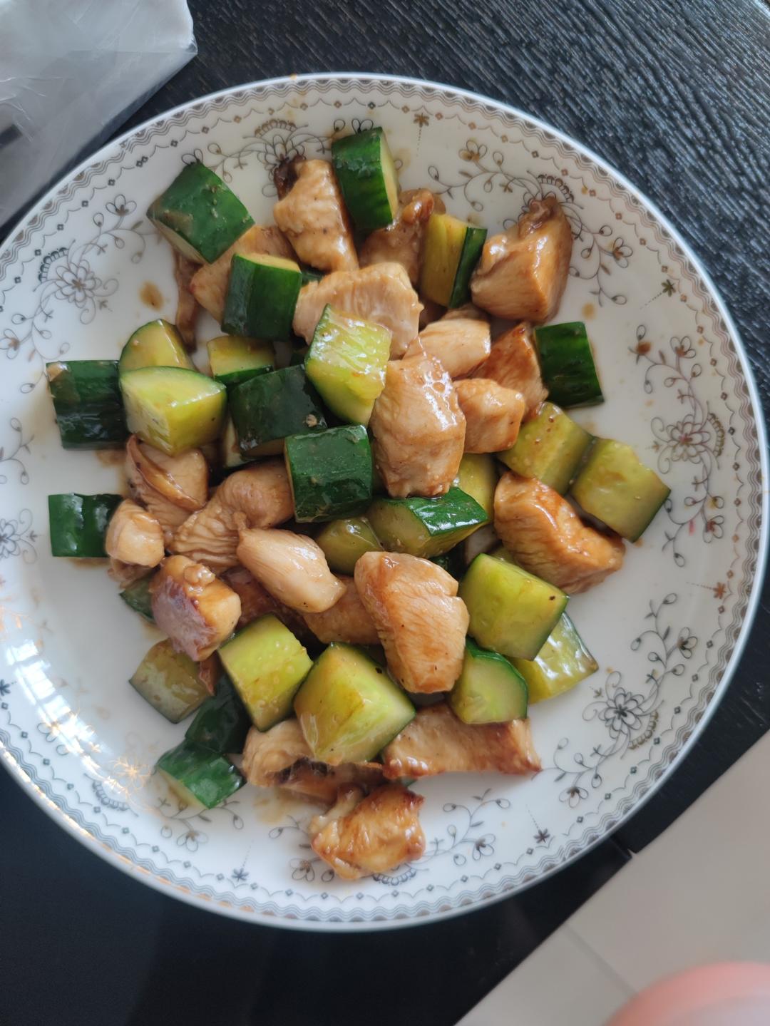 清爽解腻的黄瓜炒鸡胸肉，低脂低卡减肥食谱