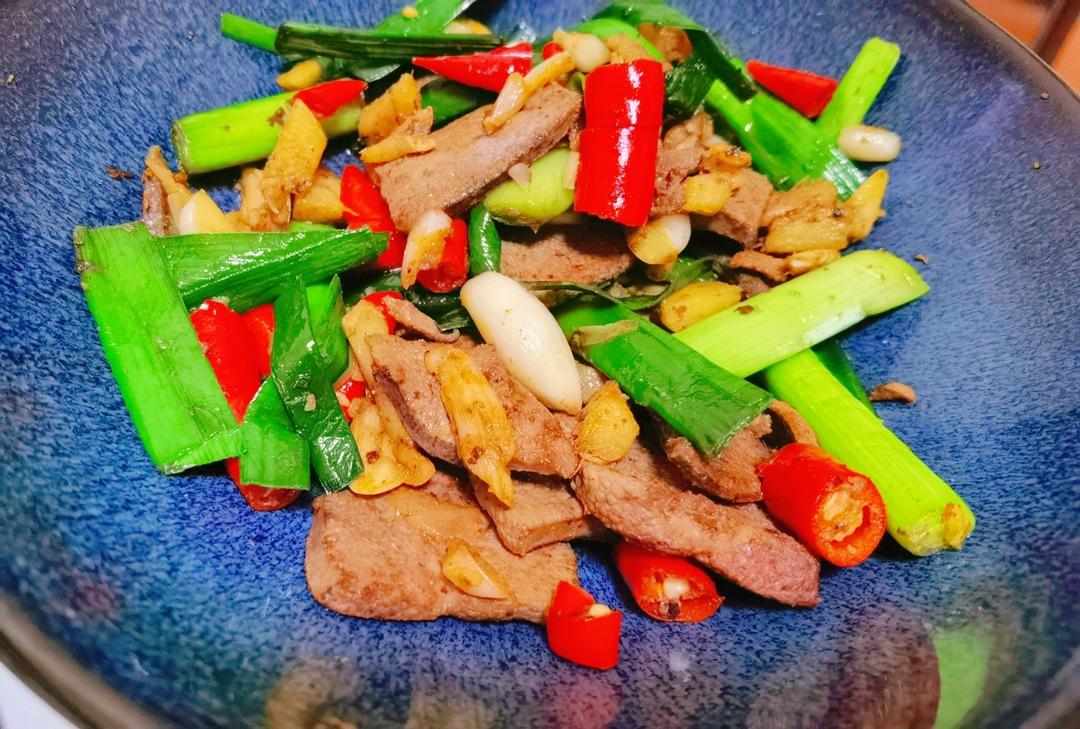 厨师长教你：“小炒猪肝”的家常做法，味道干香很赞，先收藏起来