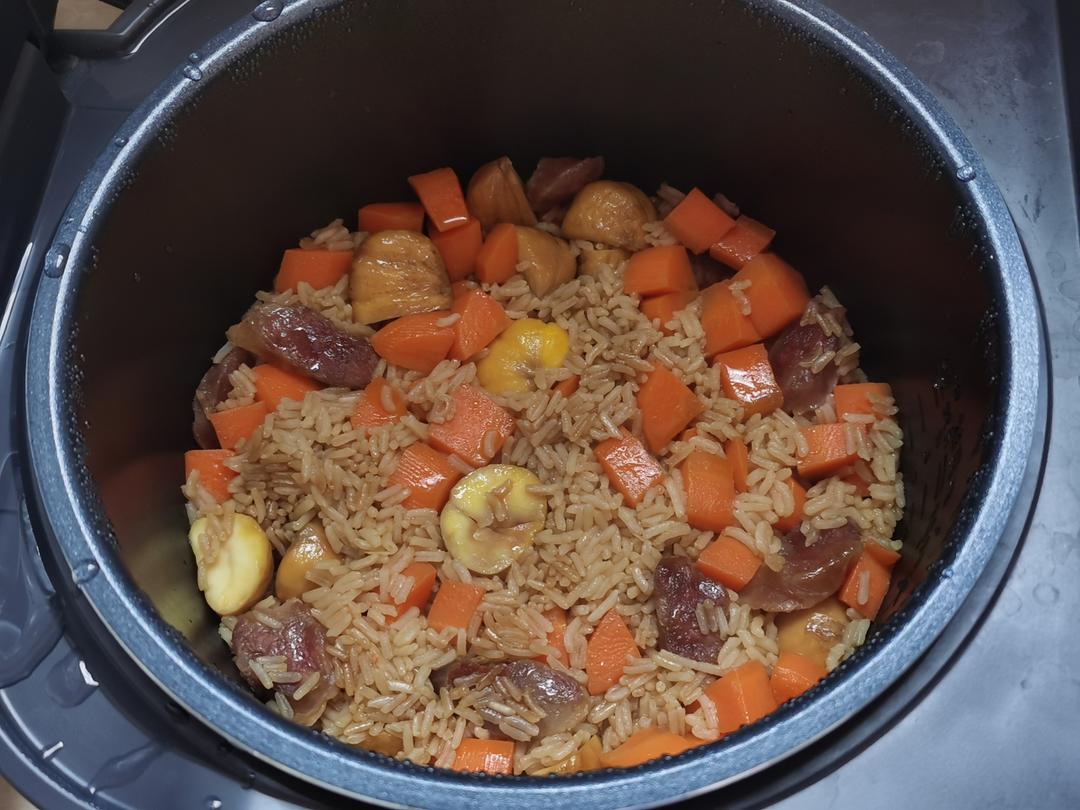 是谁发明的板栗腊肠焖饭，真的太太太好吃了！