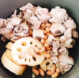 花生莲藕排骨汤的做法 步骤2