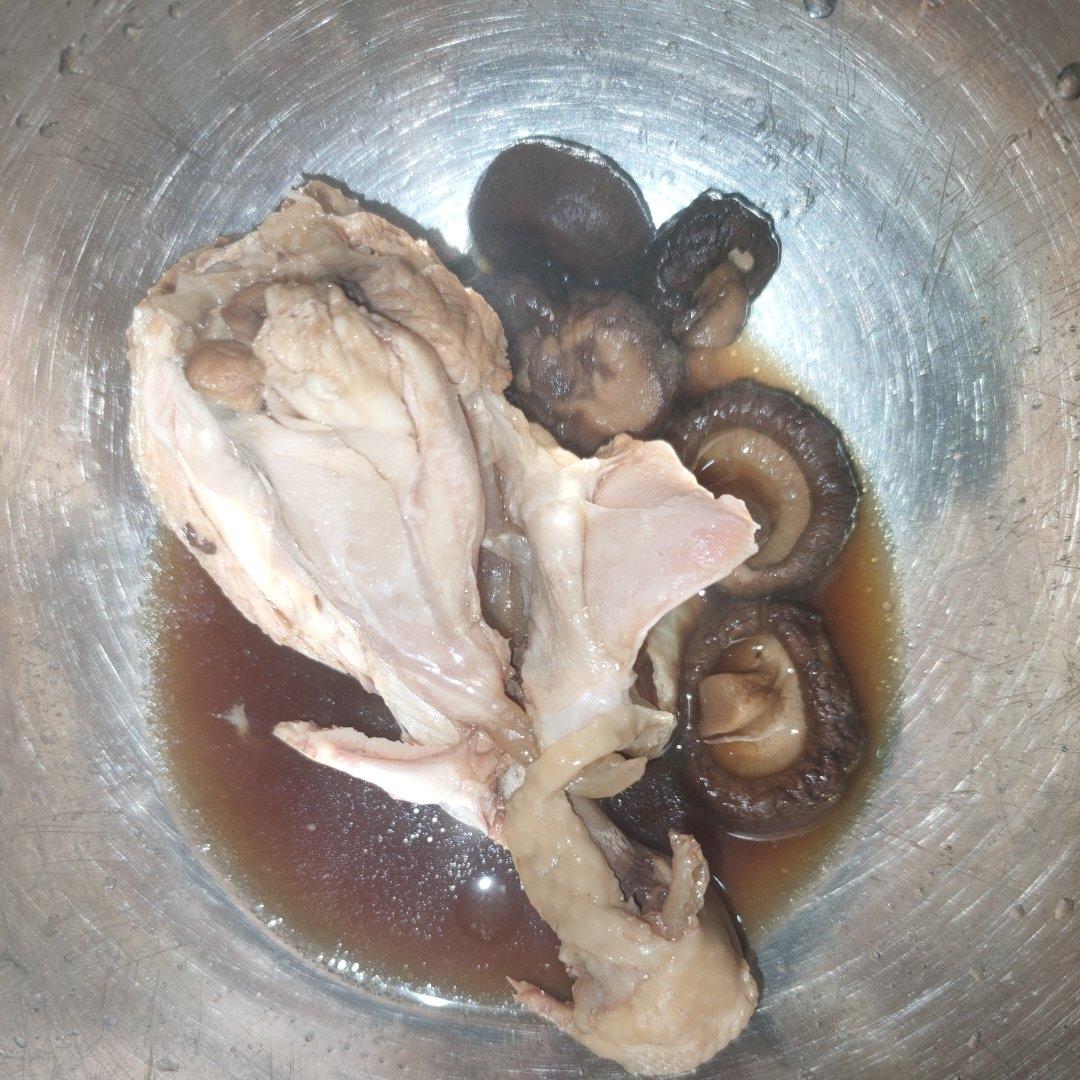 香菇炖鸡腿