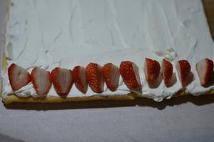 草莓蛋糕卷的做法 步骤16