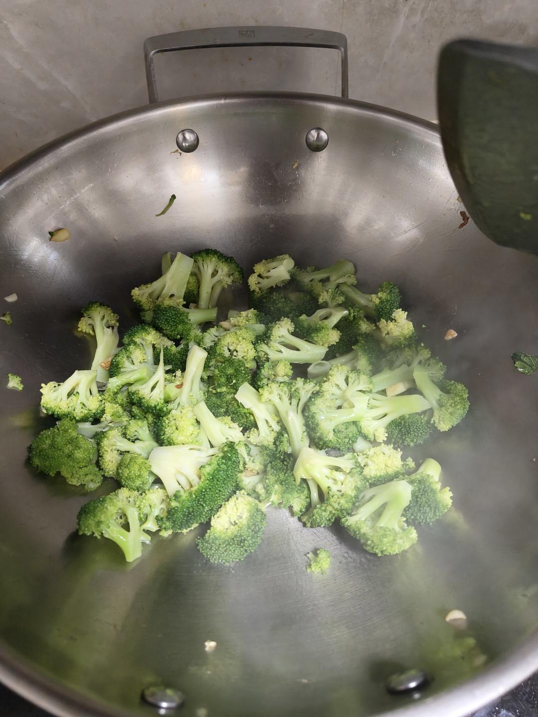 好吃到爆的耗油蒜蓉西兰花(从不修图，喜欢请关注)