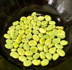 春菜～蒜苔炒蚕豆的做法 步骤3