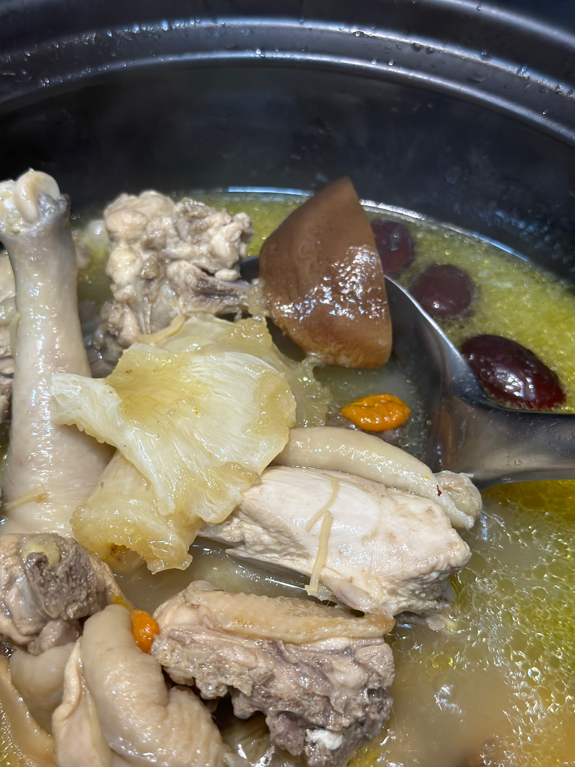 吃不出腥味的鲍鱼海参花胶鸡汤的做法