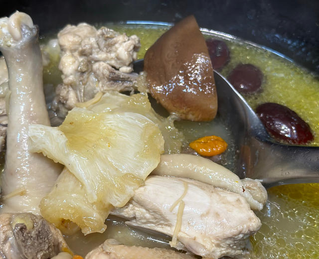 吃不出腥味的鲍鱼海参花胶鸡汤的做法