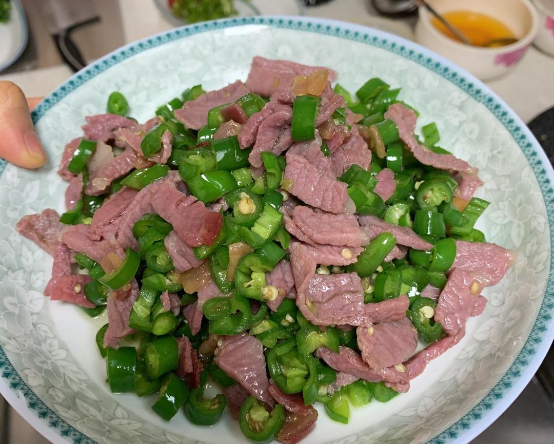 云南地地道道美食“青椒炒火腿肉”