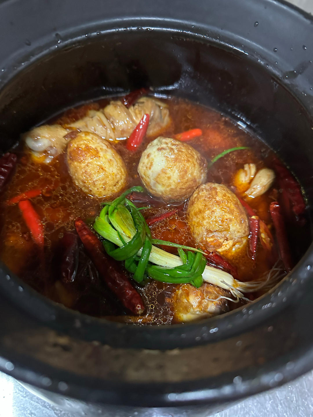 虎皮鸡蛋鸡腿煲的做法