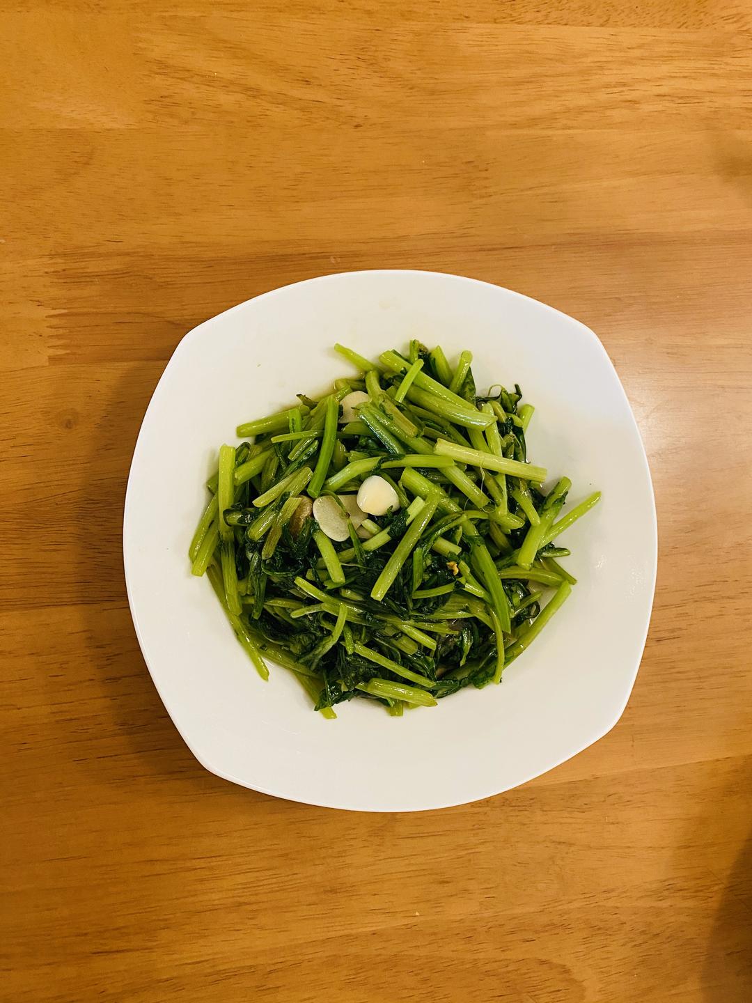 茼蒿的最经典做法：蒜蓉茼蒿的做法