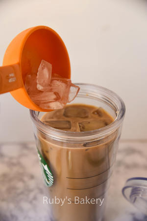 自制冰咖啡（速溶咖啡版）～2分钟搞定的做法 步骤5