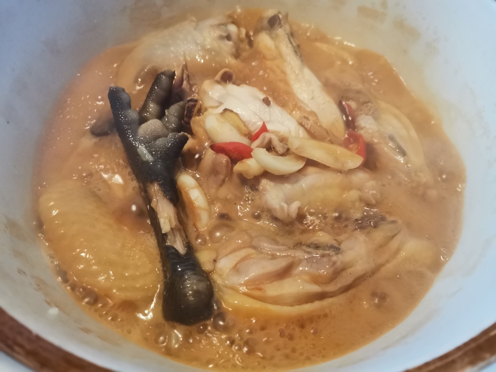 快手美味：砂锅干焖鸡的做法 步骤2
