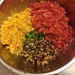 玉米香菇猪肉水饺的做法 步骤3