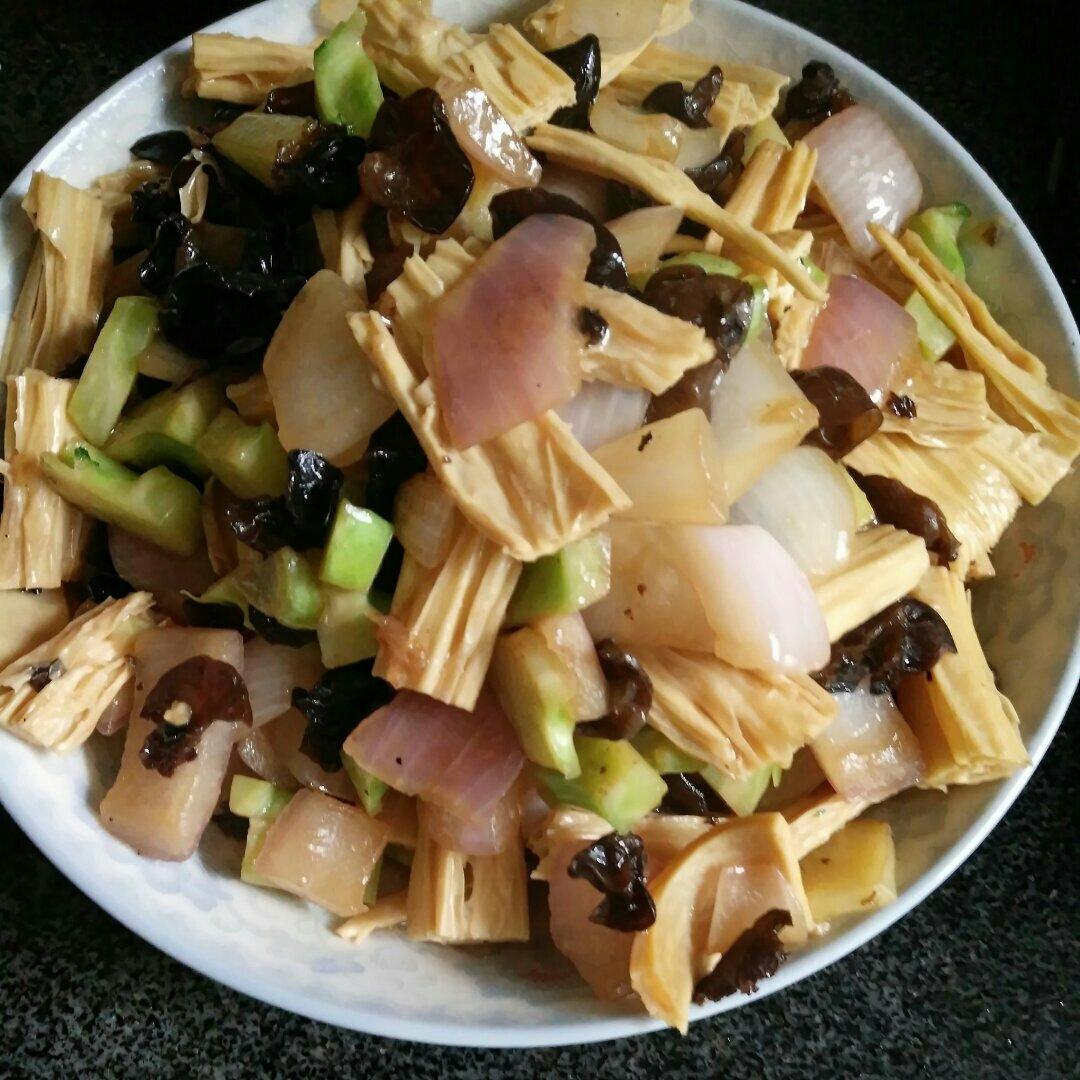 洋葱木耳炒腐竹