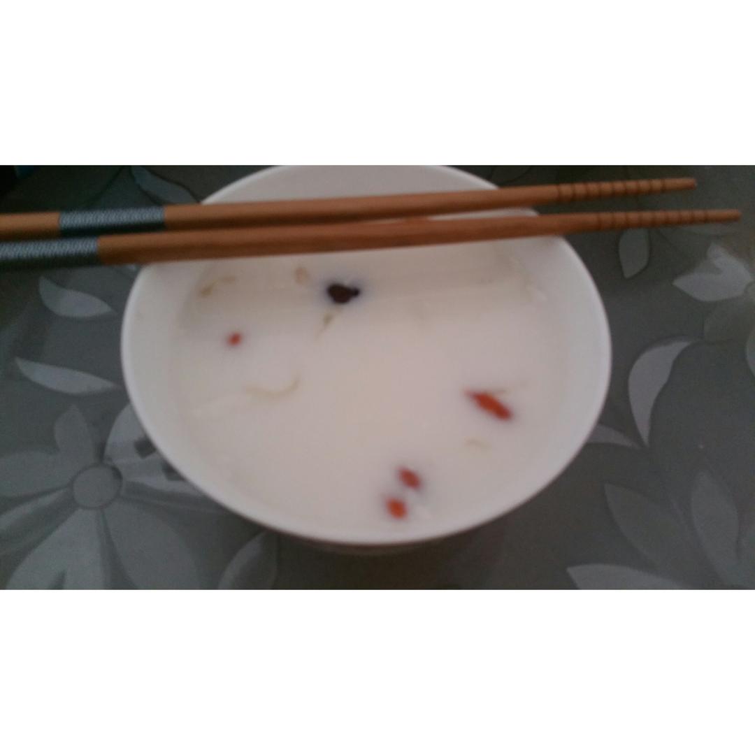 银耳红枣牛奶羹