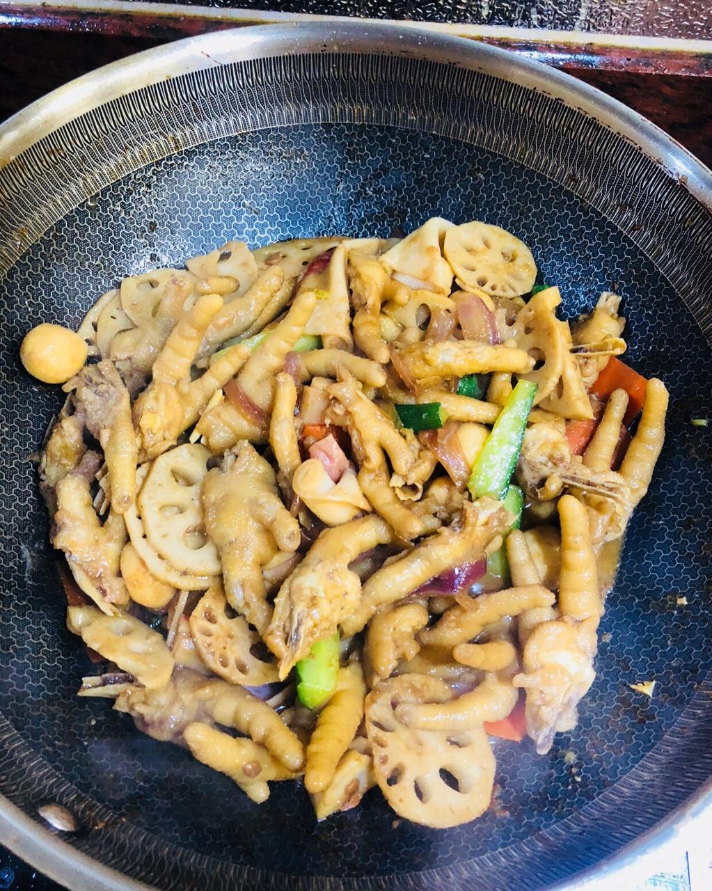 超简单的明虾鸡爪煲