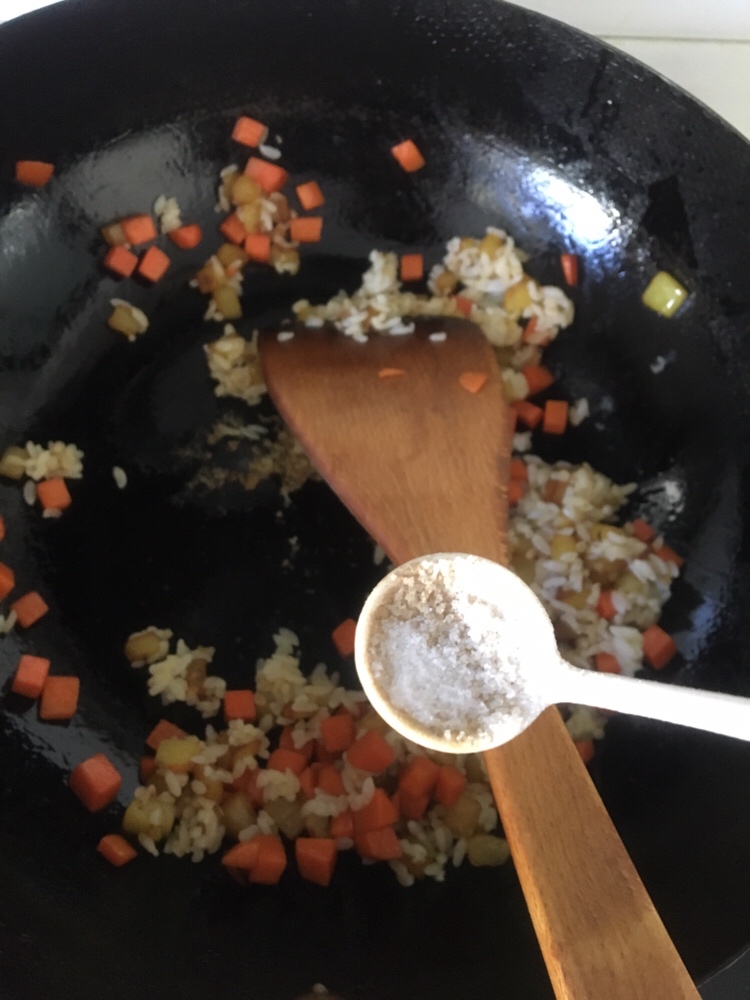 土豆胡萝卜鸡蛋炒饭的做法 步骤8