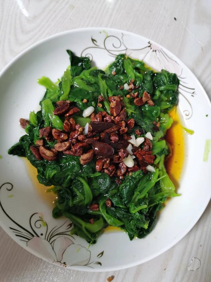 超级爽口的果仁菠菜（附零失误炸花生米的方法）