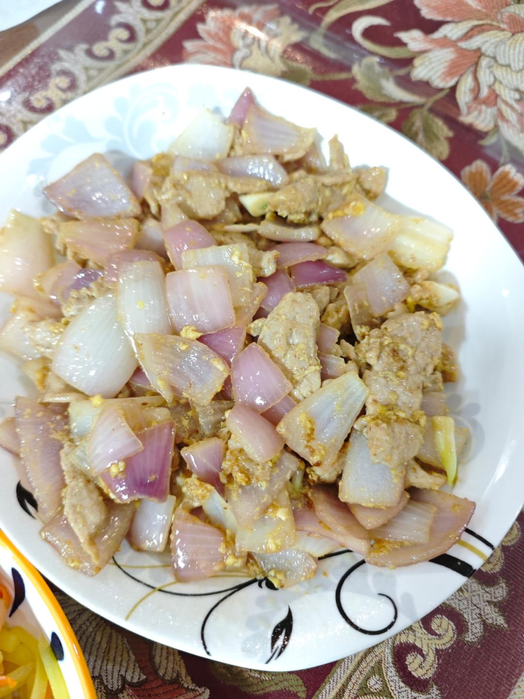 家常却超级下饭的洋葱炒里脊肉，配米饭、卷饼或拌面条均可