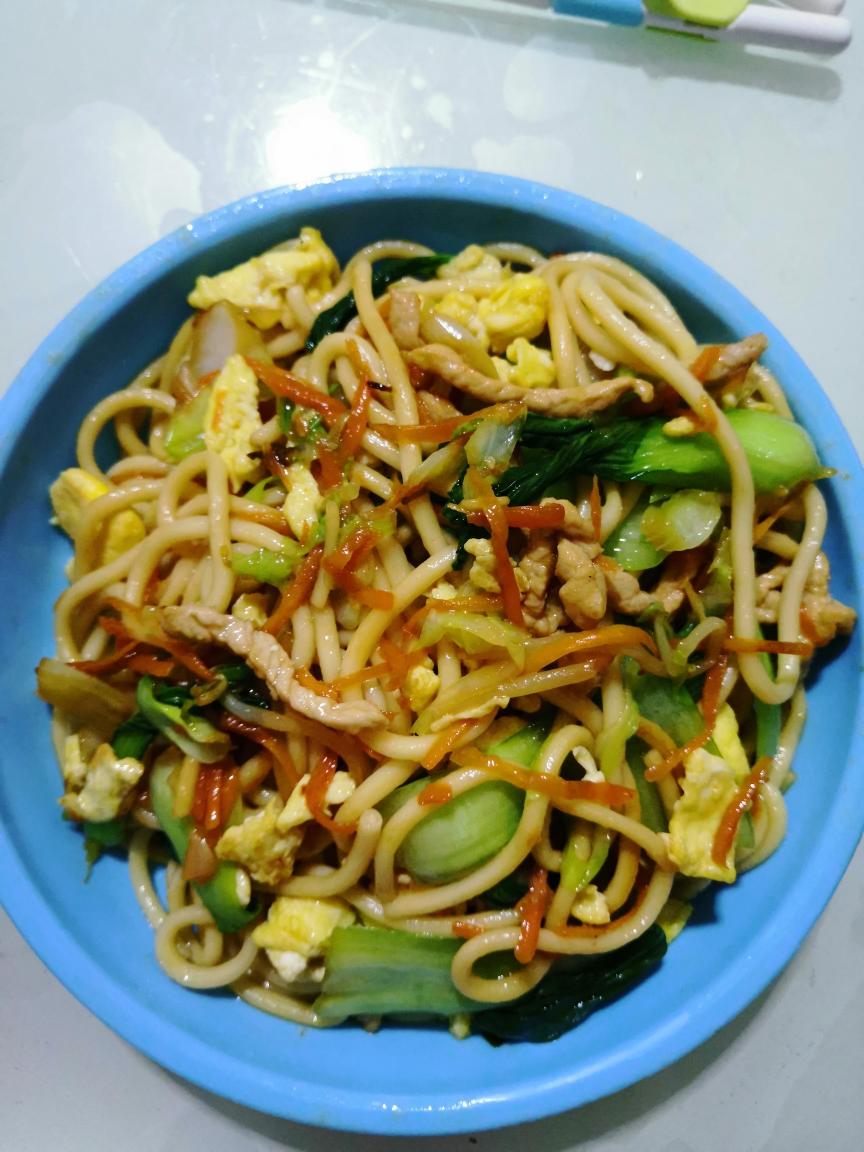 蔬菜肉丝炒面的做法