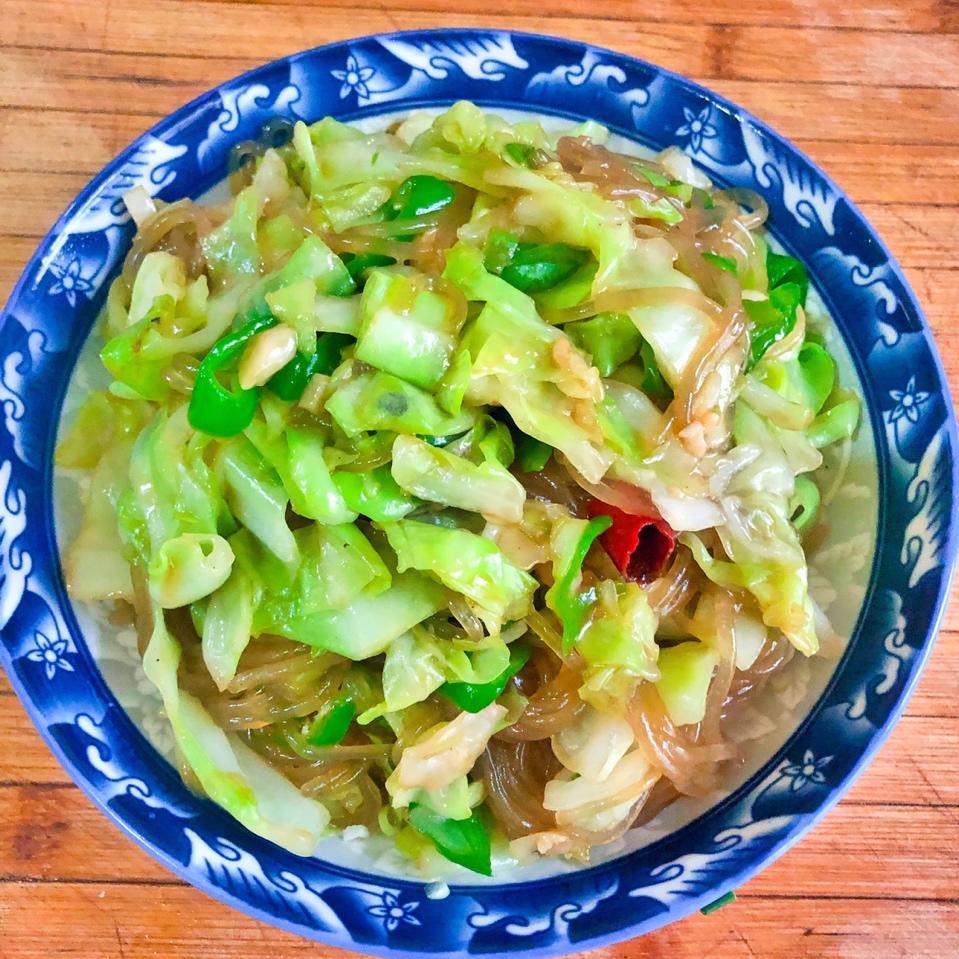 必备家常菜包菜炒粉条（卷心菜炒粉条）