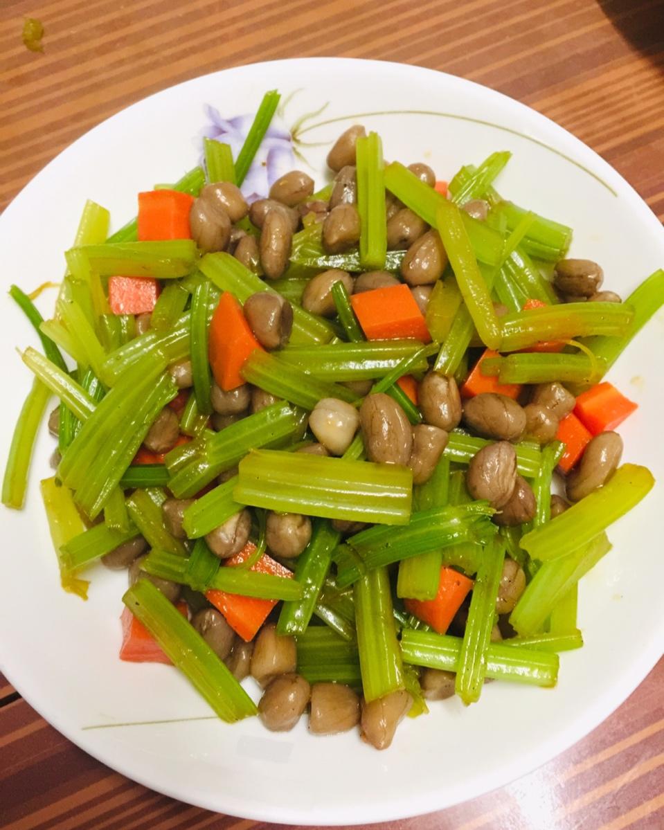 福100做的凉拌芹菜花生米胡萝卜
