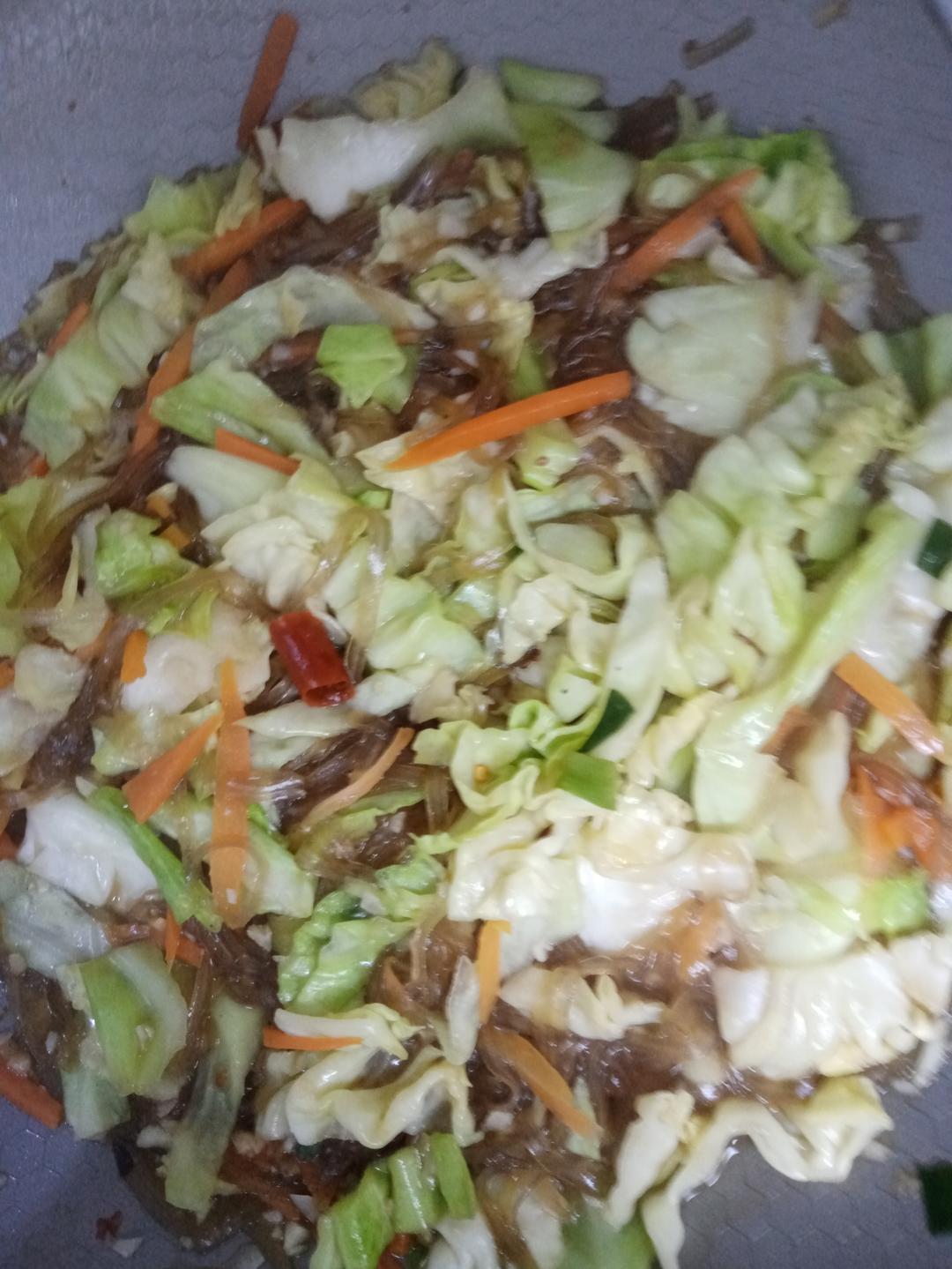 最近爱吃粉丝粉条～包菜炒粉丝