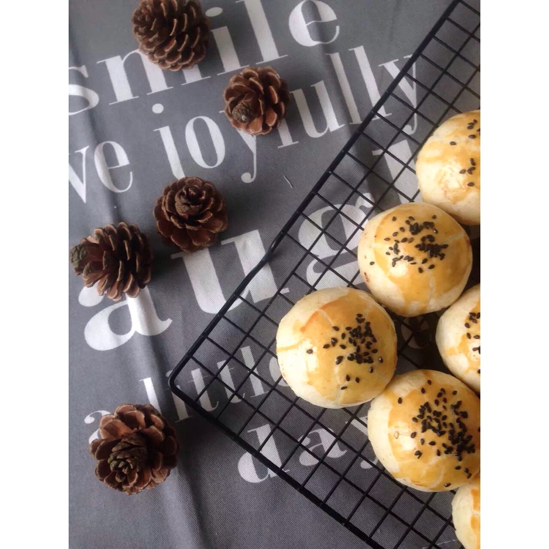 蛋黄酥 Danhuangsu