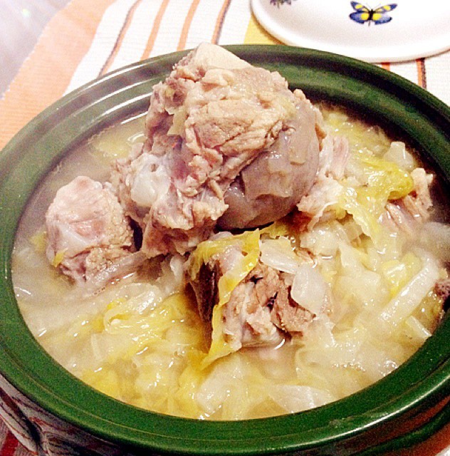 美妞-1做的大骨棒炖酸菜