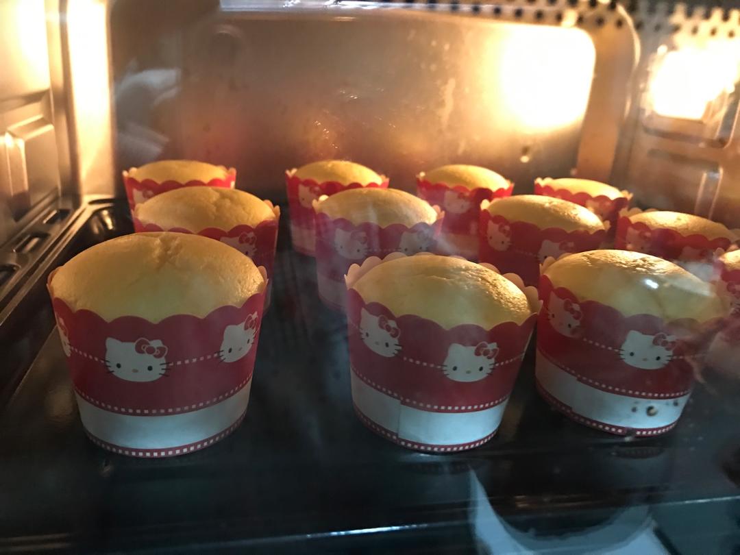 原味海绵纸杯蛋糕（非常适合裱花、盖糖皮的cupcake方子）