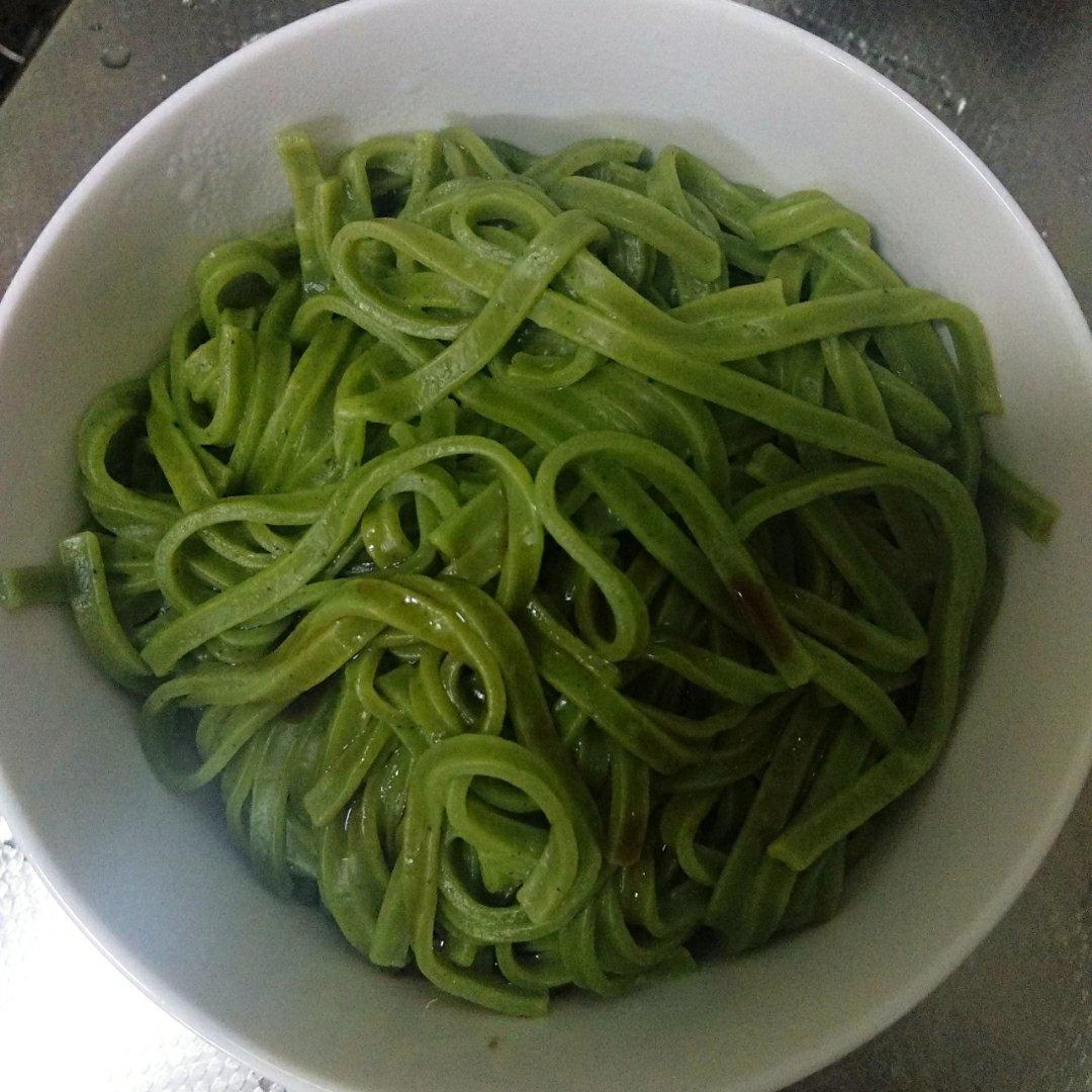 辣子鸡拌菠菜魔芋面