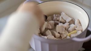 南乳汁油豆腐烧肉【北鼎珐琅铸铁锅】的做法 步骤2