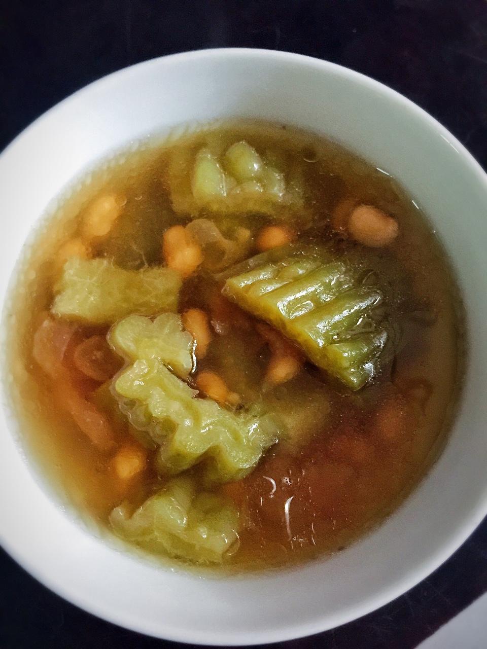 elf-s做的猪骨黄豆苦瓜汤